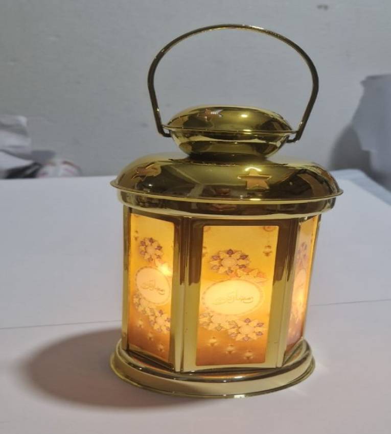 lanterne de Ramadan vocale, un accessoire spirituel et décoratif qui illumine Répète la célèbre prière de Ramadan